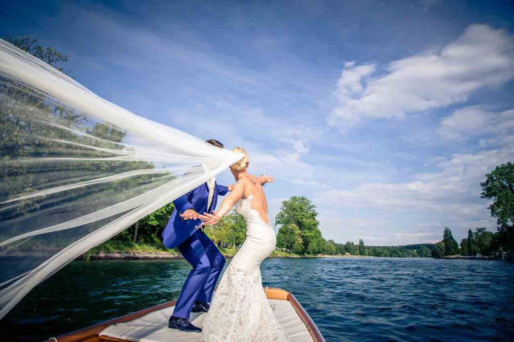 Brautpaar auf einem Schiff in der Bodenseeregion.